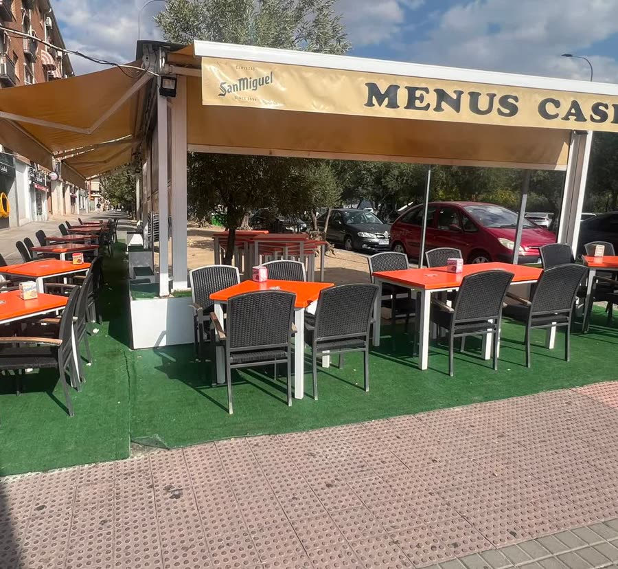 Terraza de Cafetería Dallas junto al toldo